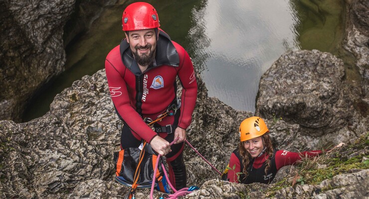 Der Canyoning-Guide Max Obermayr lacht gemeinsam mit einer jungen Frau in die Kamera