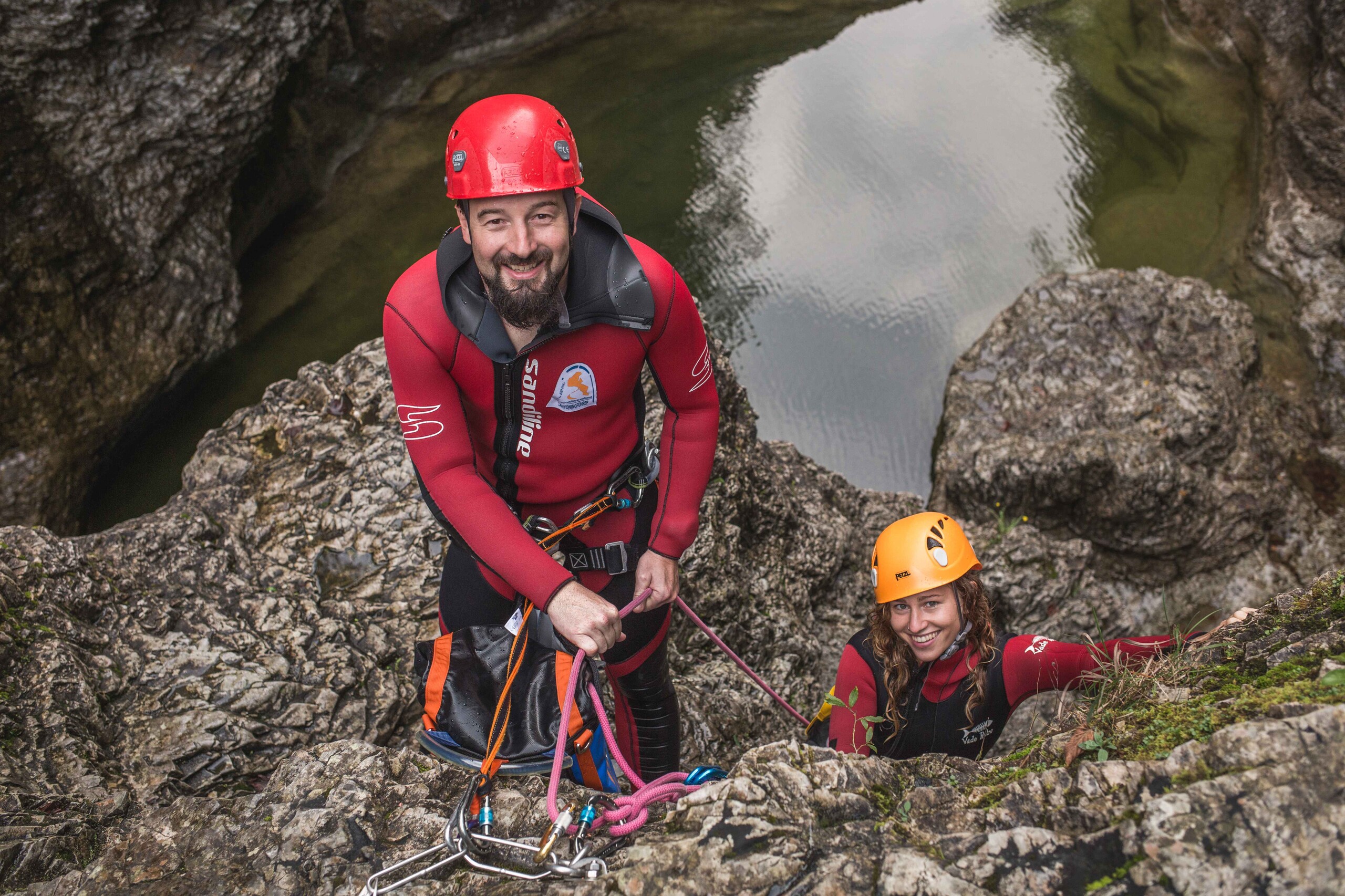 Bei einer individuellen Canyoning-Tour lachen der Guide und eine junge Frau in die Kamera