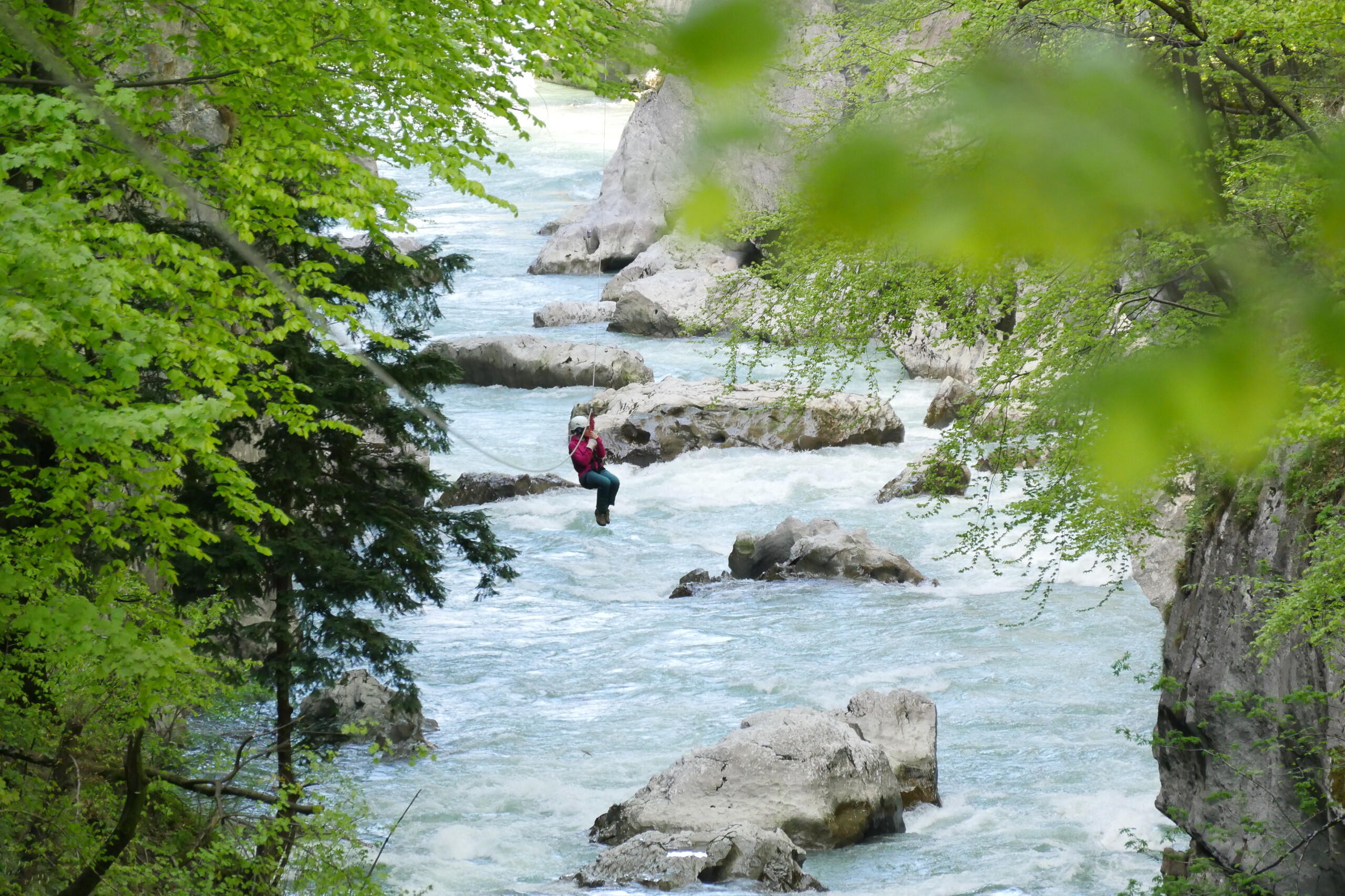 Bei einer individuellen Canyoning-Tour lachen der Guide und eine junge Frau in die Kamera