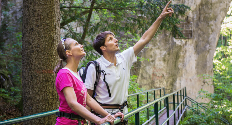 Ein Ranger erzählt bei einer geführten Tour in der Erlebnisschlucht Salzachöfen interessante Geschichten.